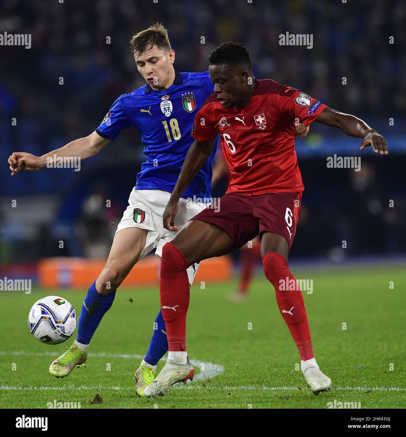 Rom, Italien. November 2021. Der Italiener Nicol Barella (L) steht im Spiel mit dem Schweizer Denis Zakaria während des FIFA World Cup Qatar 2022 Qualification Group C Fußballspiels zwischen Italien und der Schweiz am 12. November 2021 in Rom, Italien. Quelle: Augusto Casasoli/Xinhua/Alamy Live News Stockfoto