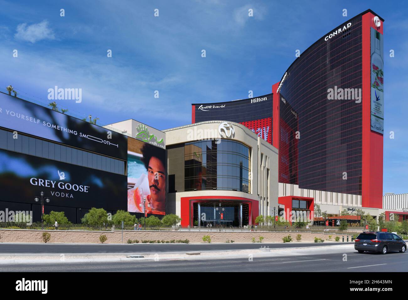 Nevada USA, 5. September 2021 Stadtbild der Frontfassade des neuen Hotels der Firma Hilton Resorts World am 3000 S Las Vegas Blvd Stockfoto