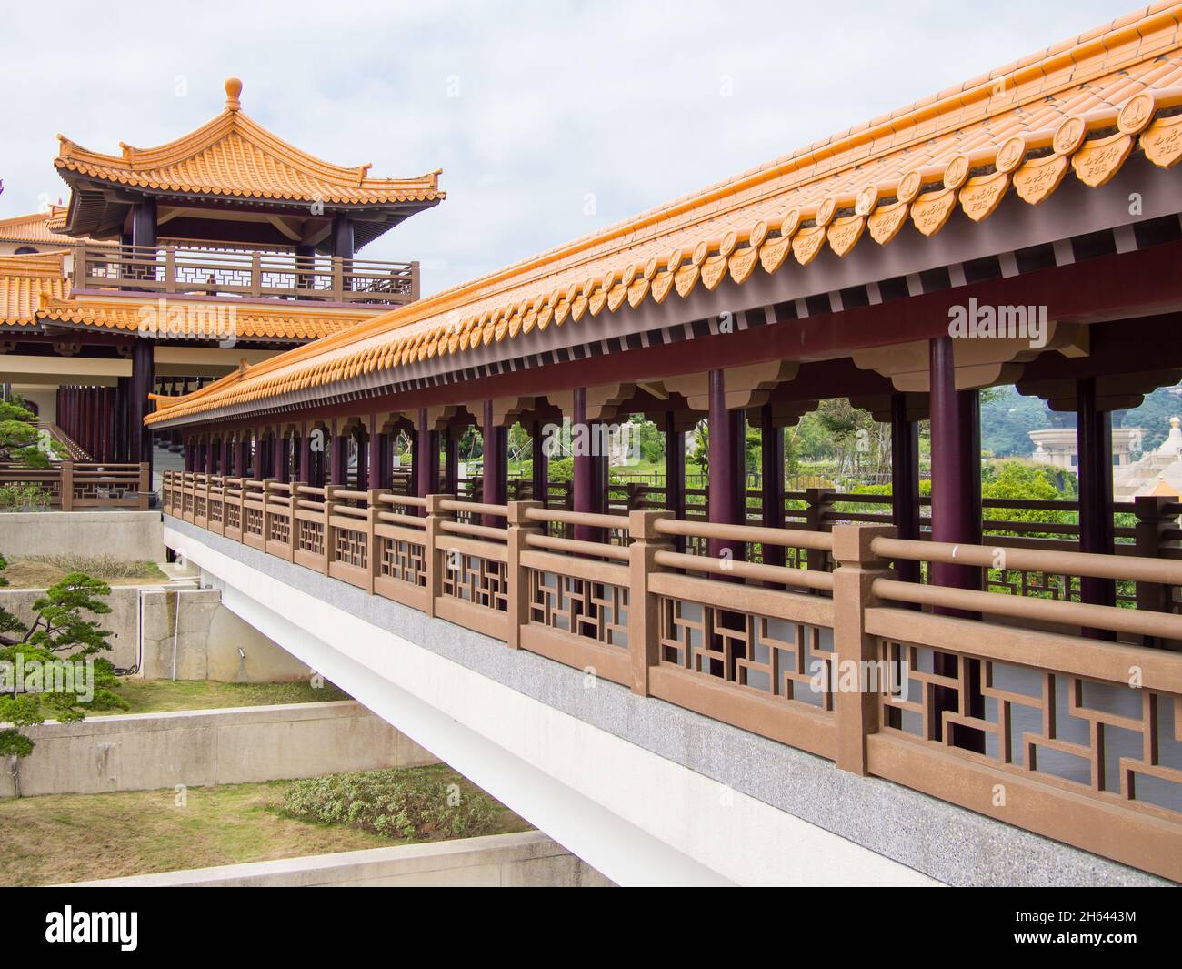 Eine Veranda im Sutra Repository des Fo Guang Shan Buddha Museums in Kaohsiung, Taiwan. Stockfoto