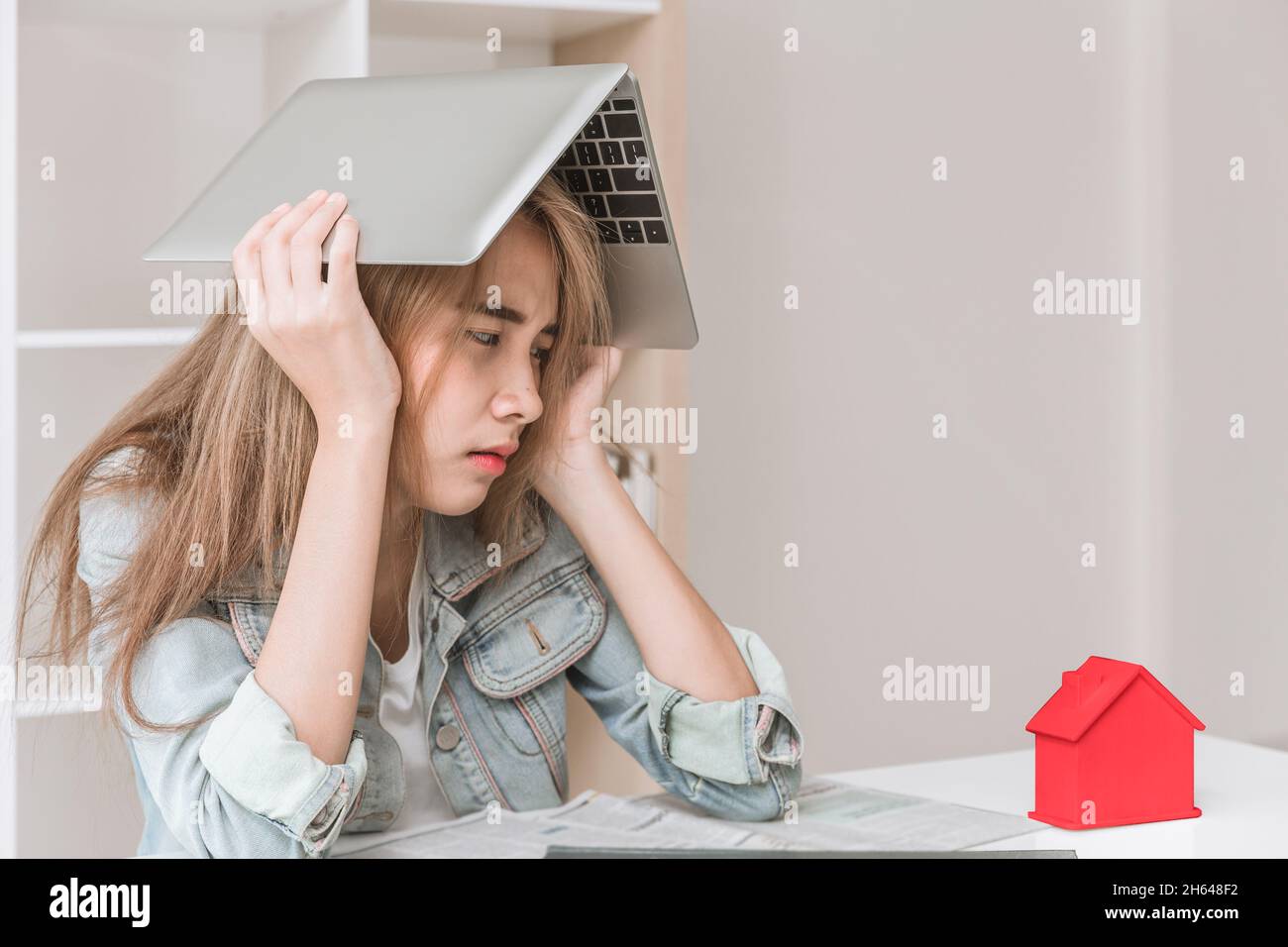Menschen teen Mädchen Stress Sorge mit Hauskosten und Schulden Konzept Stockfoto
