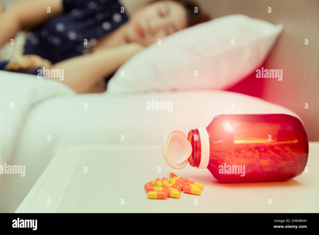 Menschen, die Schlafpillen und Betäubungsmittel süchtig gefährliche Nebenwirkung von Medikamenten Konzept Stockfoto