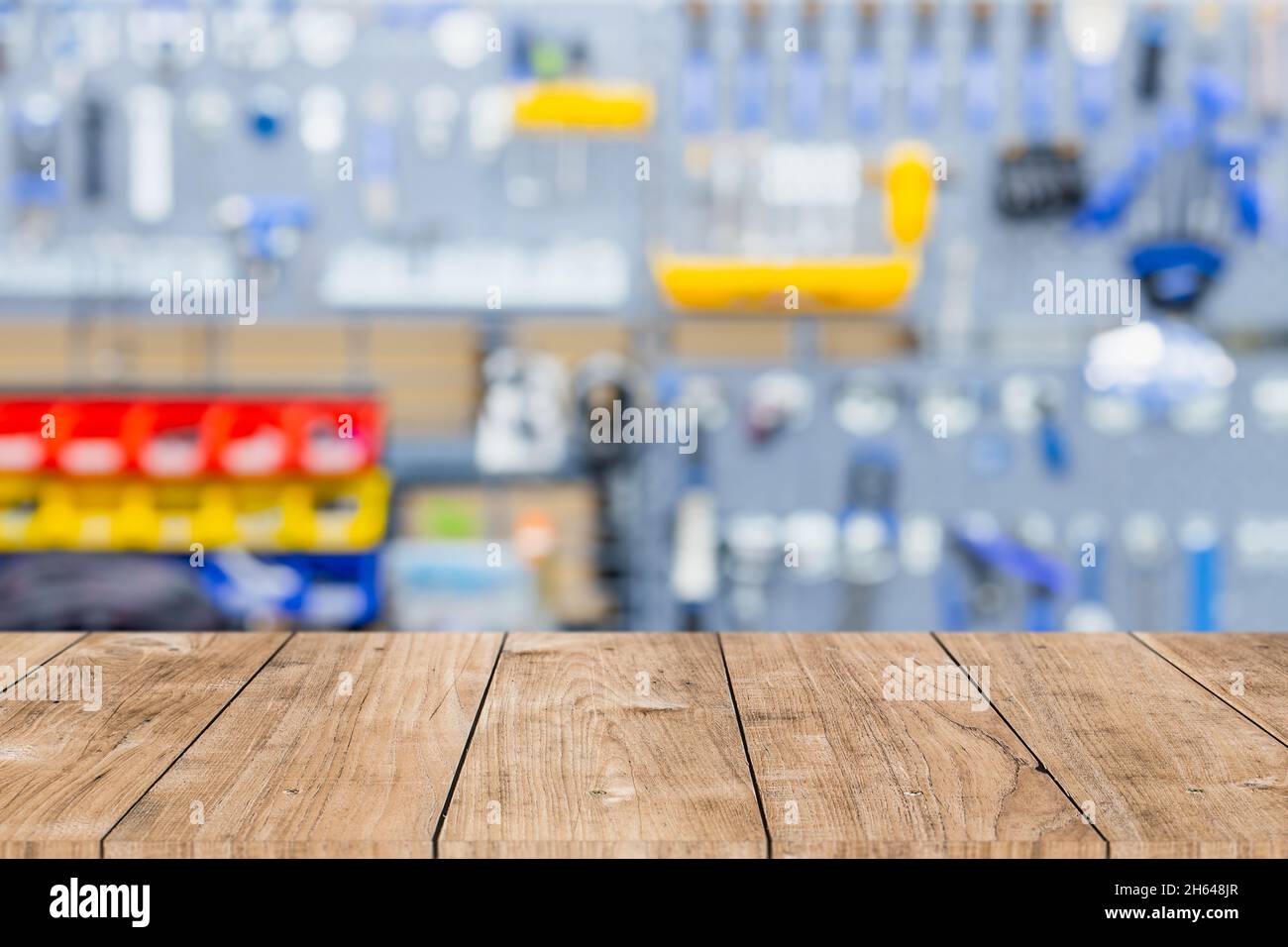 Blur Werkstatt Hardware-Tools mit Holzboden für Produkte Montage Werbung Hintergrund. Stockfoto