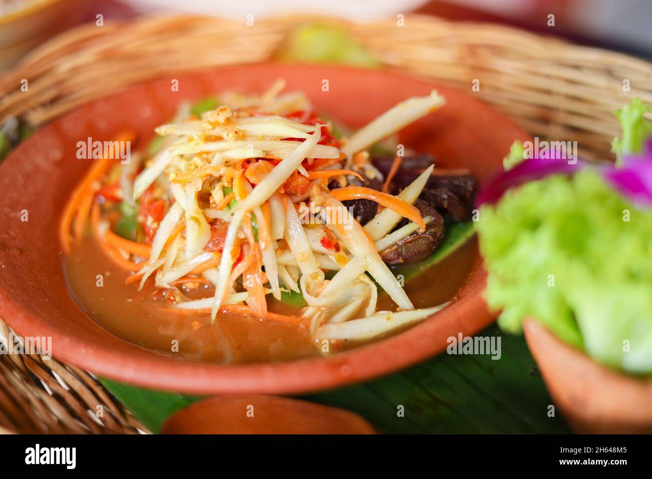 Thai Papaya Salat Salad Salted Crab - Som TUM Poo, Thai Food heiß und würzig köstlich gesund und fettarm Stockfoto