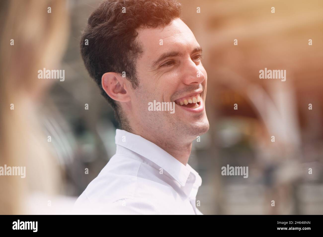 Lachend lächelnd Geschäftsmann glücklich gerne reden Witz mit Freund, Glücksmoment Stockfoto