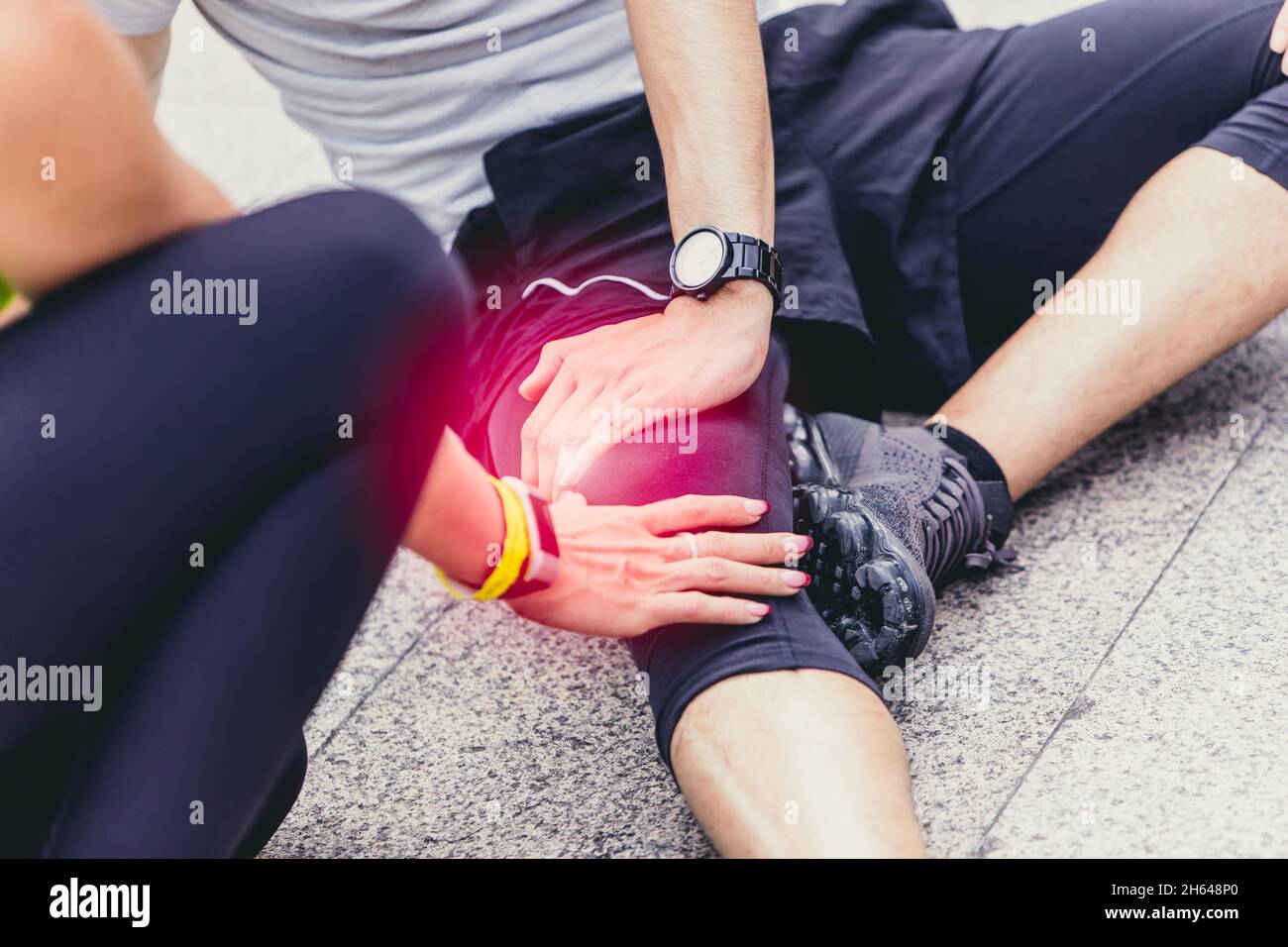 Sportathlet Menschen Knieverletzung durch Kraftbiegen oder Verdrehen während des Trainings oder Laufen Stockfoto