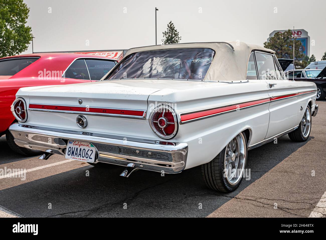 Reno, NV - 6. August 2021: 1965 Ford Falcon Futura Cabrio auf einer lokalen Automobilmesse. Stockfoto