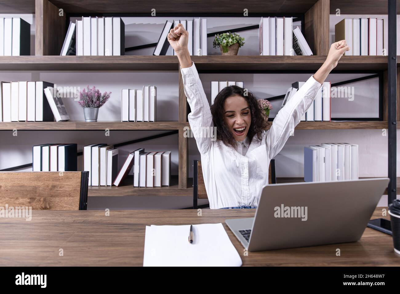 Happy Office Frauen Arbeitnehmer getan oder beenden Arbeit Ausdruck Stockfoto