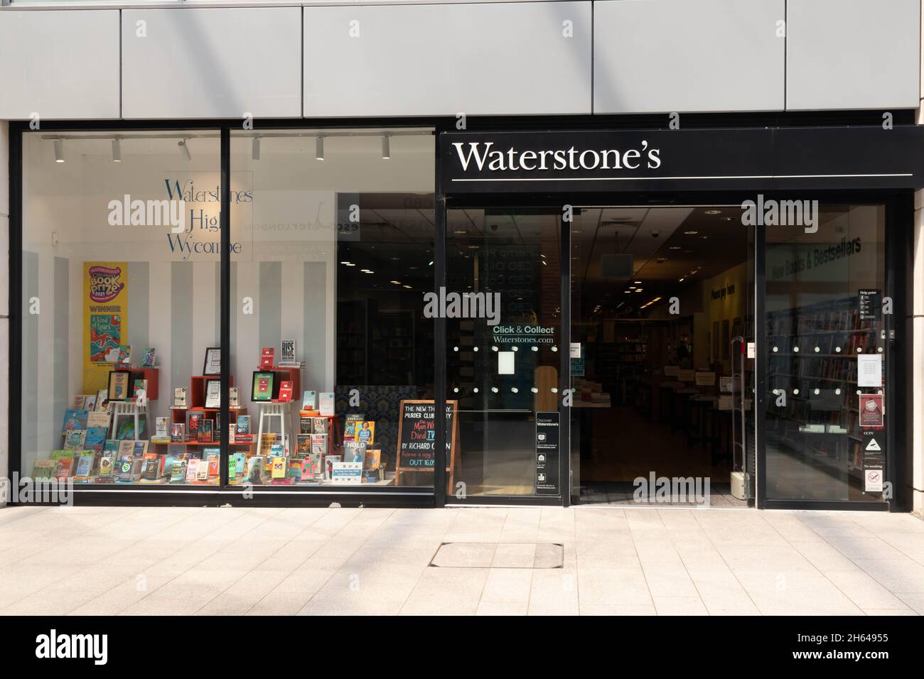 High Wycombe, England - 21. Juli 2021: Waterstone's Shop im Einkaufszentrum Eden. Die Kette betreibt rund 283 Geschäfte. Stockfoto