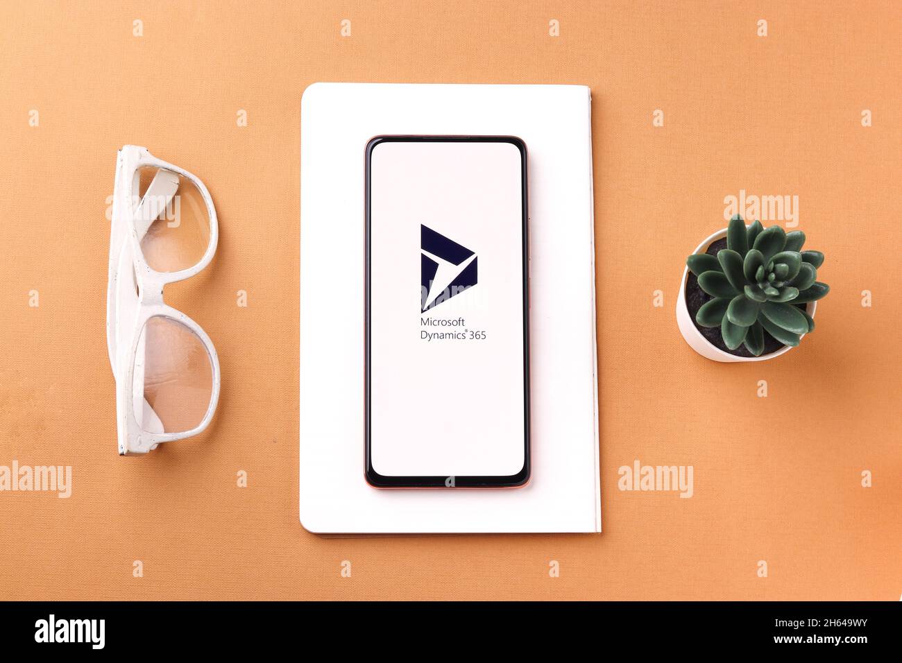 West Bangal, Indien - 11. November 2021 : Microsoft Dynamics 365-Logo auf dem Telefonbildschirm Stockbild. Stockfoto