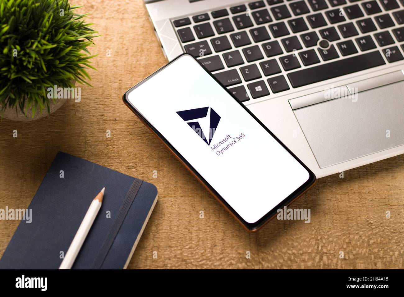 West Bangal, Indien - 11. November 2021 : Microsoft Dynamics 365-Logo auf dem Telefonbildschirm Stockbild. Stockfoto