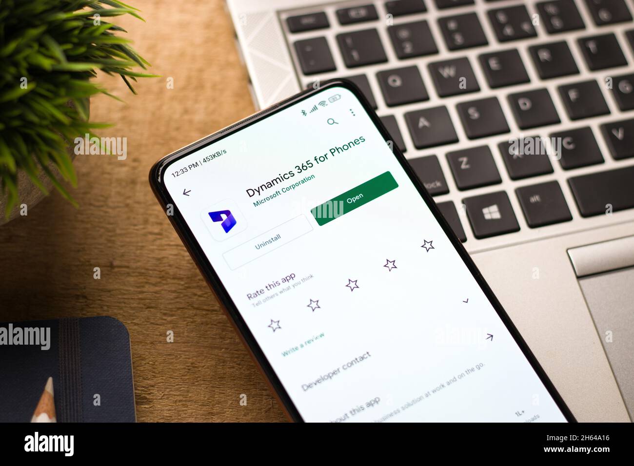 West Bangal, Indien - 11. November 2021 : Microsoft Dynamics 365-Logo auf dem Telefonbildschirm Stockbild. Stockfoto
