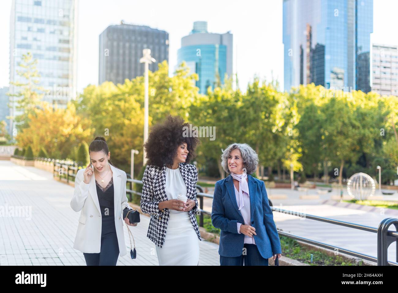 Ein Team von Geschäftsfrauen, die durch die Stadt laufen Stockfoto
