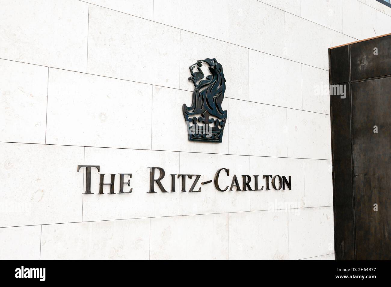 Das Ritz-Carlton Hotel Schild und Emblem, Almaty, Kasachstan Stockfoto