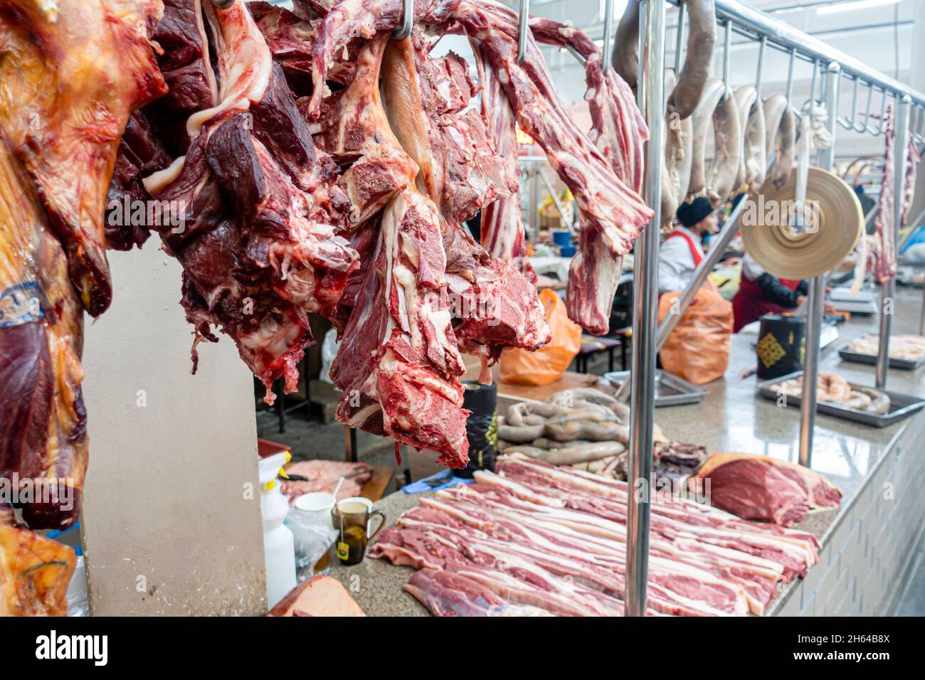 Auf Knochen aufgehängte, gehackte Stücke Pferdefleisch, die auf dem Altyn Orda-Markt, dem größten Markt in Almaty, Kasachstan, ausgestellt werden Stockfoto