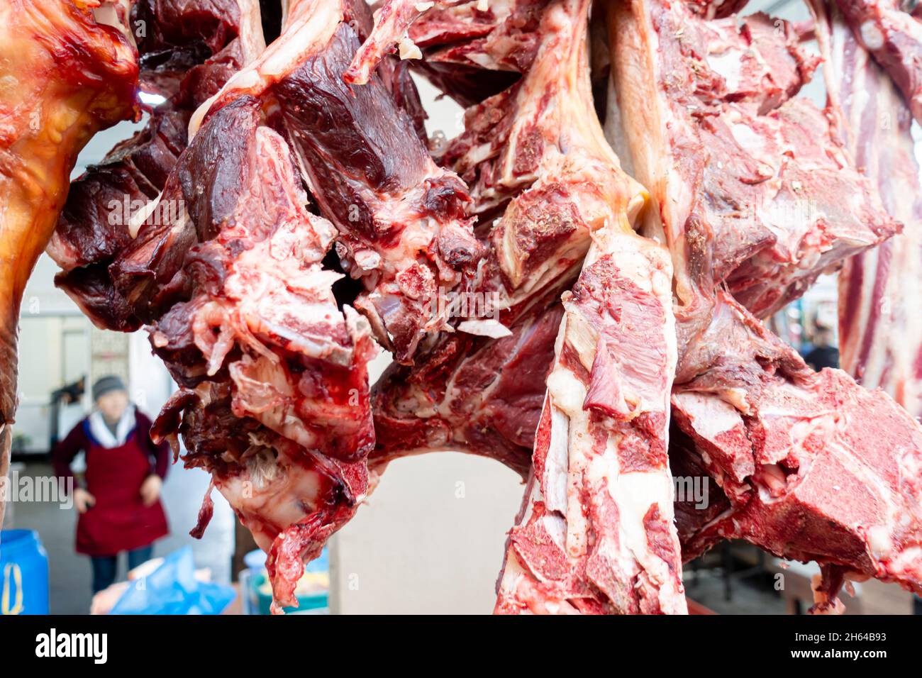 Gehackte, geschnittene Stücke rohen Fleisches auf Knochen, die zum Verkauf auf dem Altyn Orda Markt, dem größten Markt in Almaty, Kasachstan, bestimmt sind Stockfoto