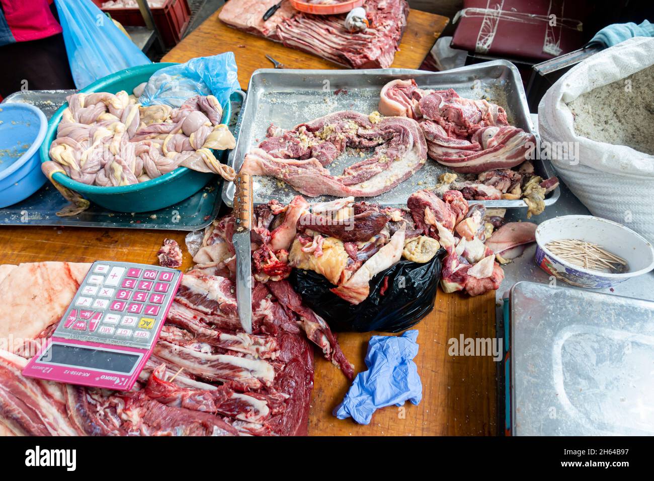 Geschnittenes Pferdefleisch, Giblets auf der Thekendisplay. Fertig verpackt in Qazy, Pferdewurst auf dem Fleischmarkt Altyn Orda, Almaty, Kasachstan Stockfoto