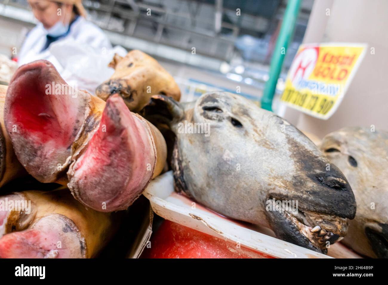 Schafskopf und Hufe werden auf dem Altyn Orda Markt, dem größten Markt in Almaty, Kasachstan, verkauft Stockfoto