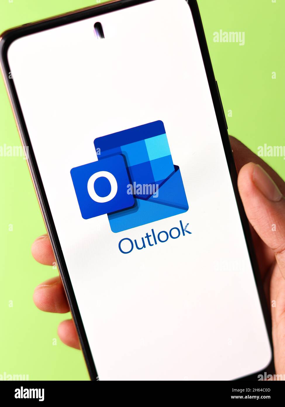 Assam, indien - 19. April 2021 : Outlook-Logo auf dem Handy-Bildschirm Stock Bild. Stockfoto