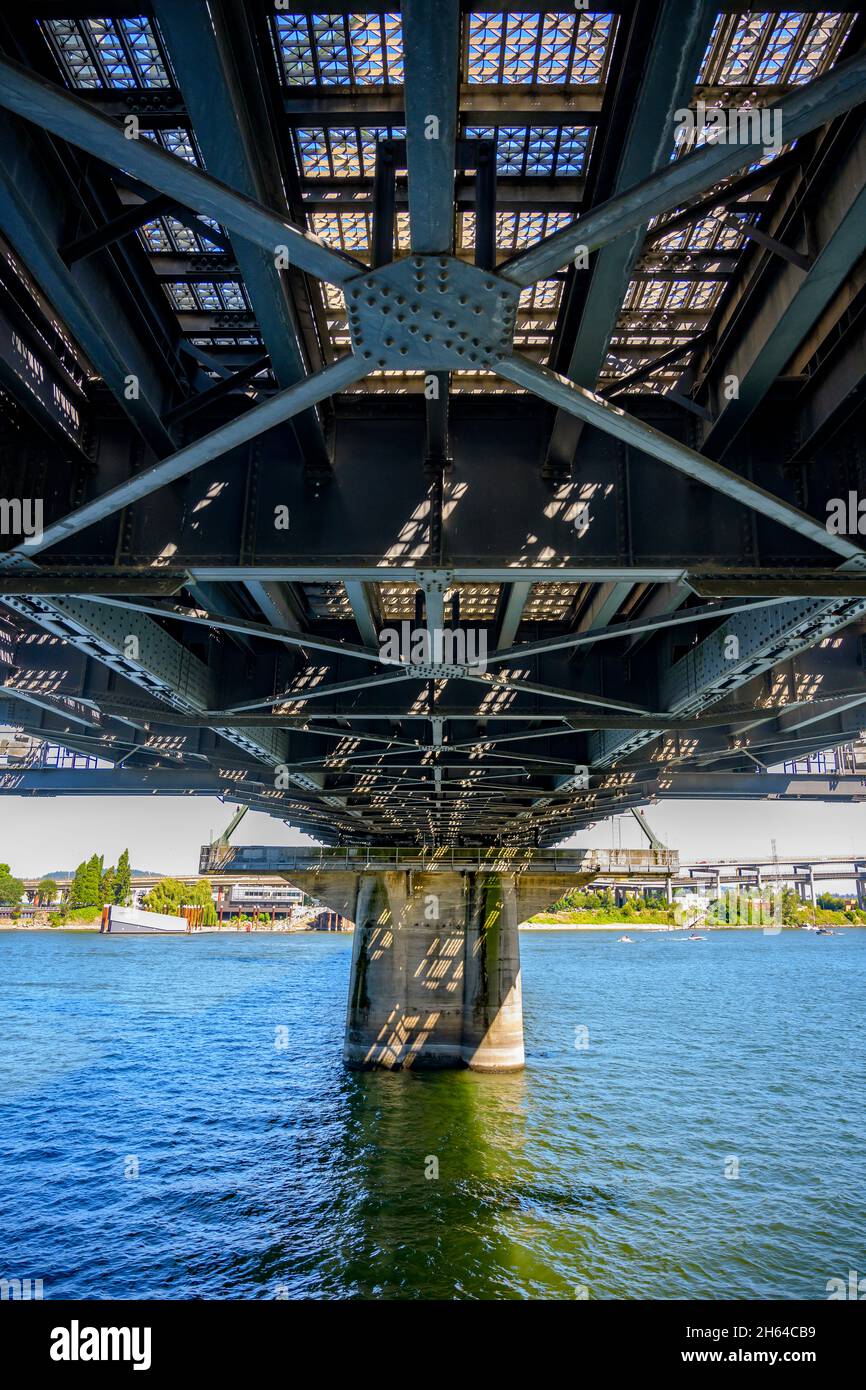 Zugbrücke Transport und Fußgänger Hawthorn Brücke über den Willamette River in Portland mit ineinandergreifenden Metallbinder und Betonstützen und ein Stockfoto