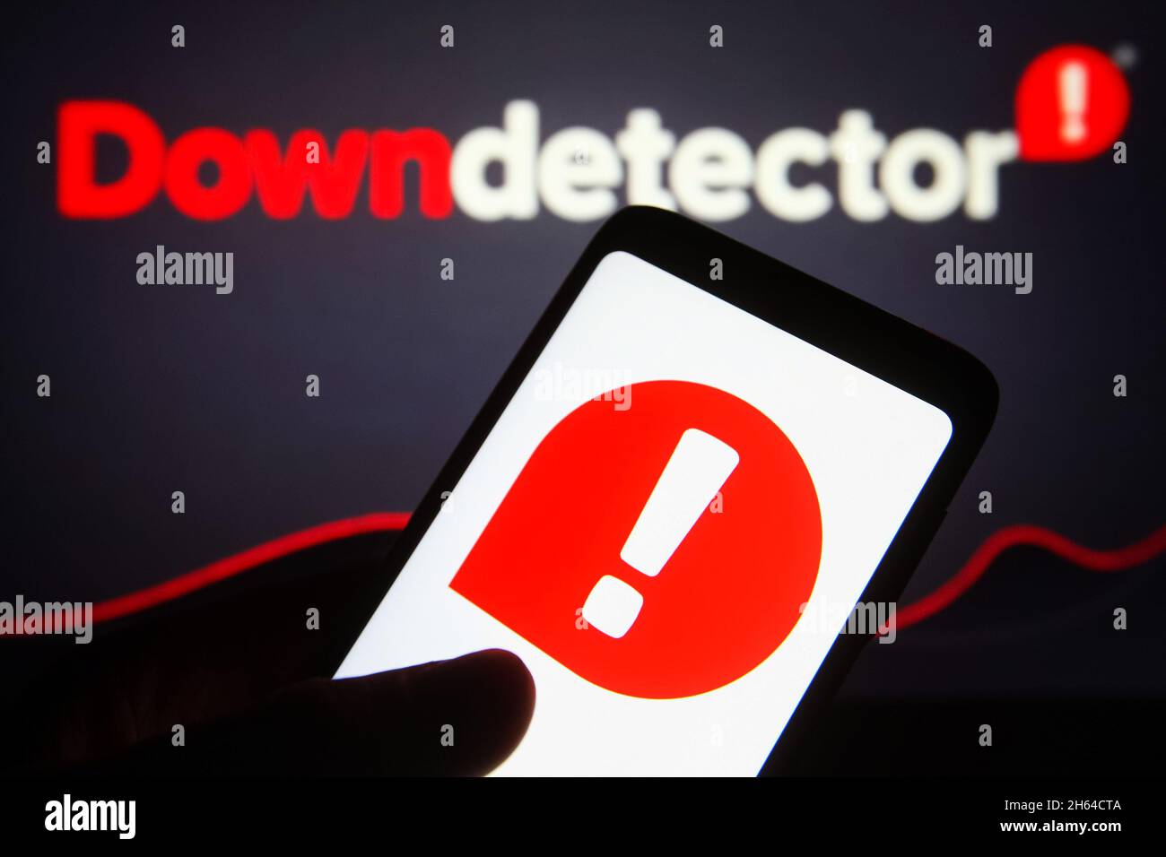 Ukraine. November 2021. In dieser Abbildung wird das Downdetector-Logo auf einem pc-Bildschirm und ein Ausrufezeichen auf einem Smartphone angezeigt. Kredit: SOPA Images Limited/Alamy Live Nachrichten Stockfoto
