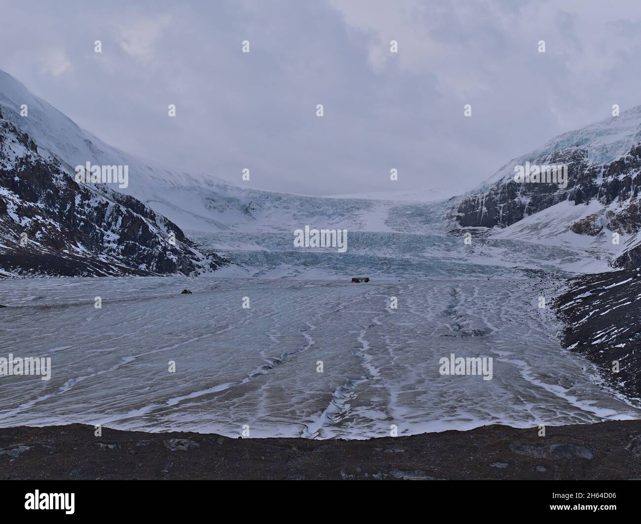 Blick auf den majestätischen Athabasca-Gletscher im Jasper National Park, Alberta, Kanada, Teil des Columbia Icefield in den Rocky Mountains, mit einem riesigen Bus. Stockfoto