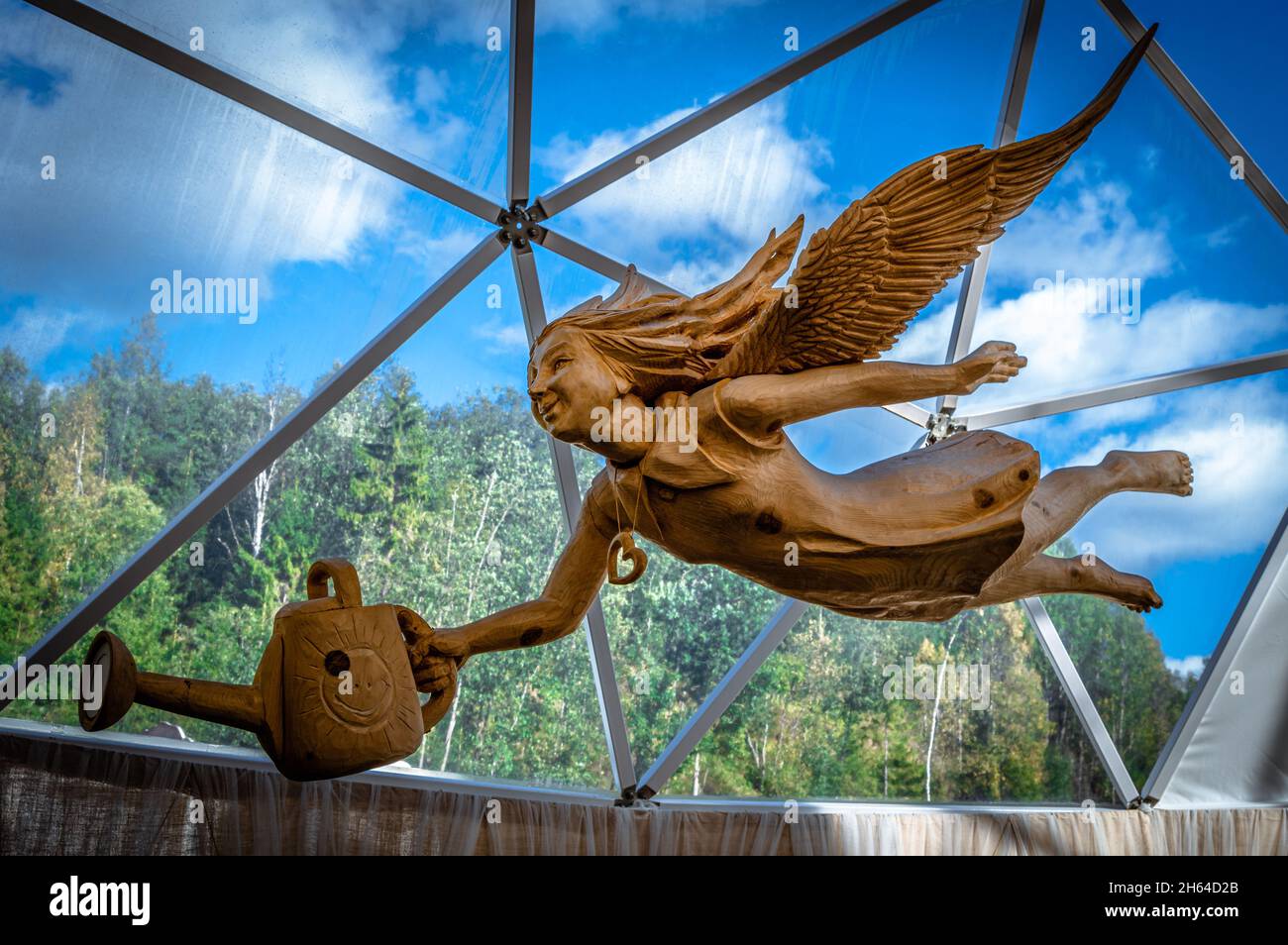 Holzskulptur eines fliegenden Engels im Ruskeala Mountain Park. Karelien, Russland. Stockfoto