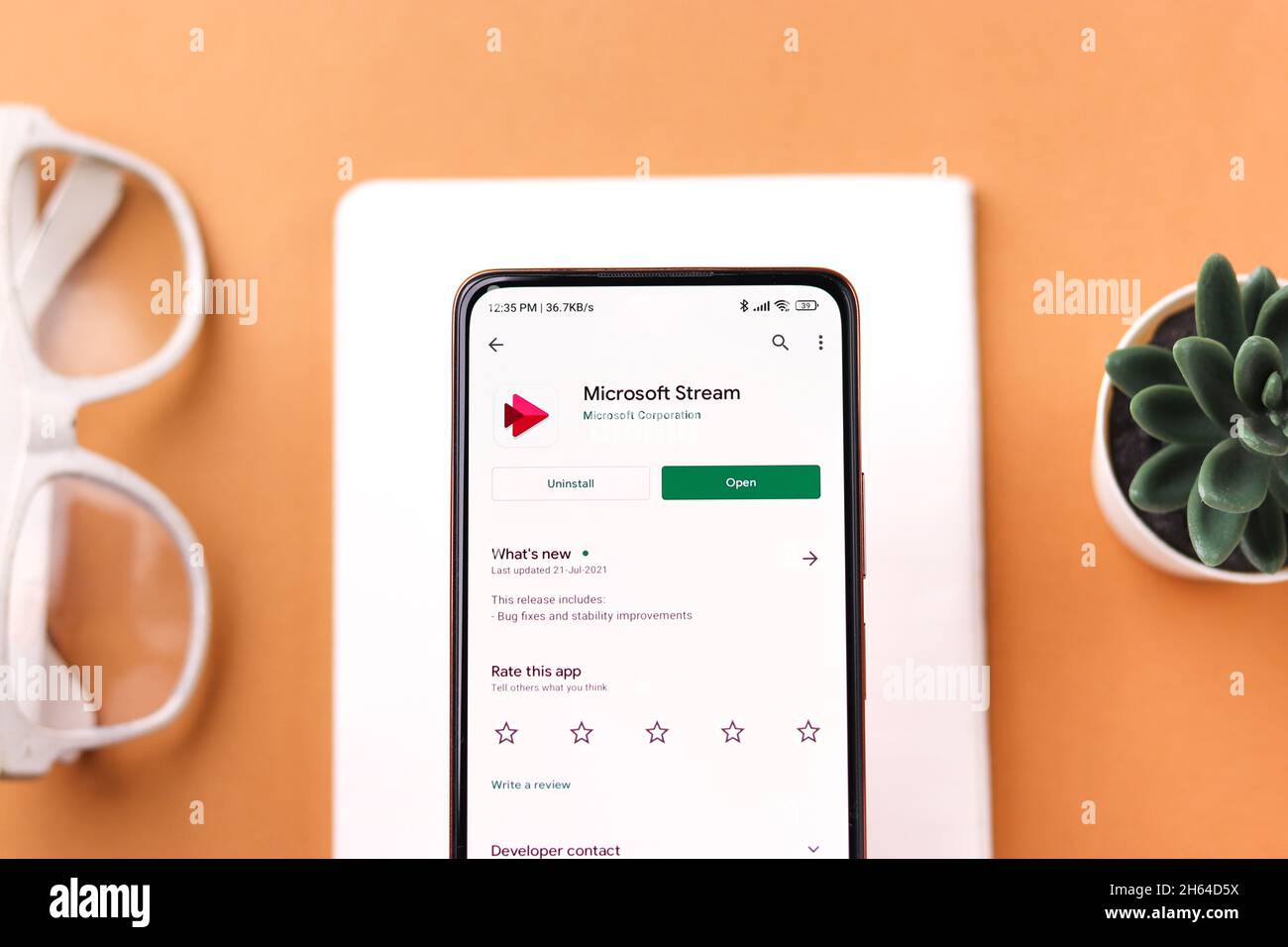 West Bangal, Indien - 11. November 2021 : Microsoft Stream-Logo auf dem Telefonbildschirm Stock Bild. Stockfoto