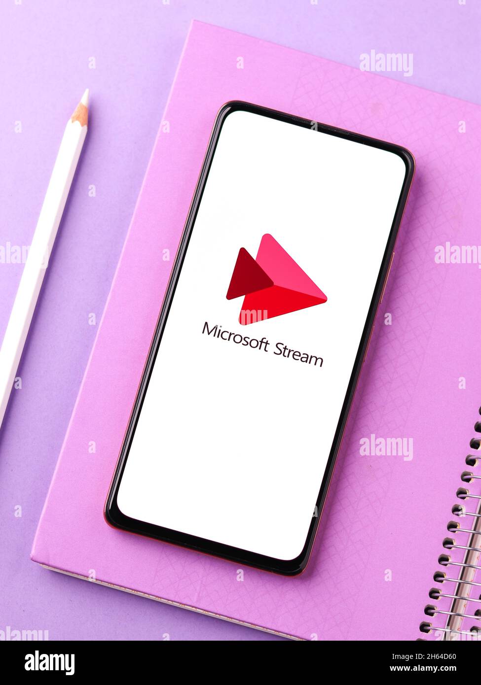 West Bangal, Indien - 11. November 2021 : Microsoft Stream-Logo auf dem Telefonbildschirm Stock Bild. Stockfoto