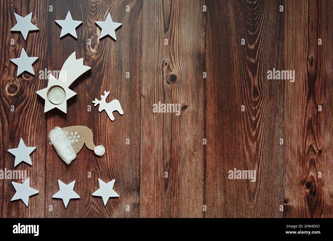 Flaches Lay von Weihnachtsschmuck auf Holzhintergrund Stockfoto