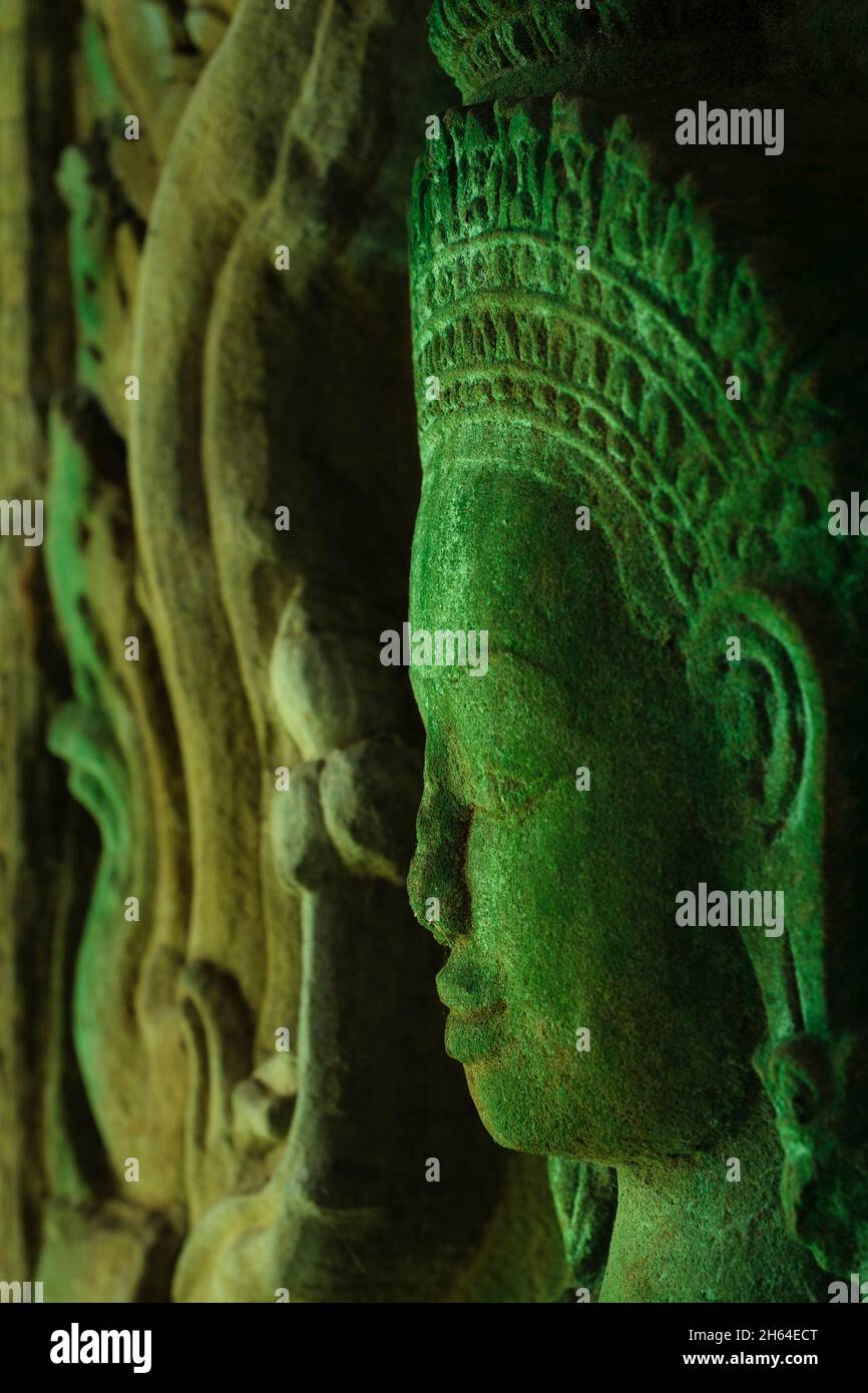 Lebendige Farben von Angkor. Dieses mystische Devata-Relief ruht in Frieden mit ihrer Umgebung, dem Preah Khan Tempel, dem Angkor Wat Komplex, Kambodscha. Stockfoto