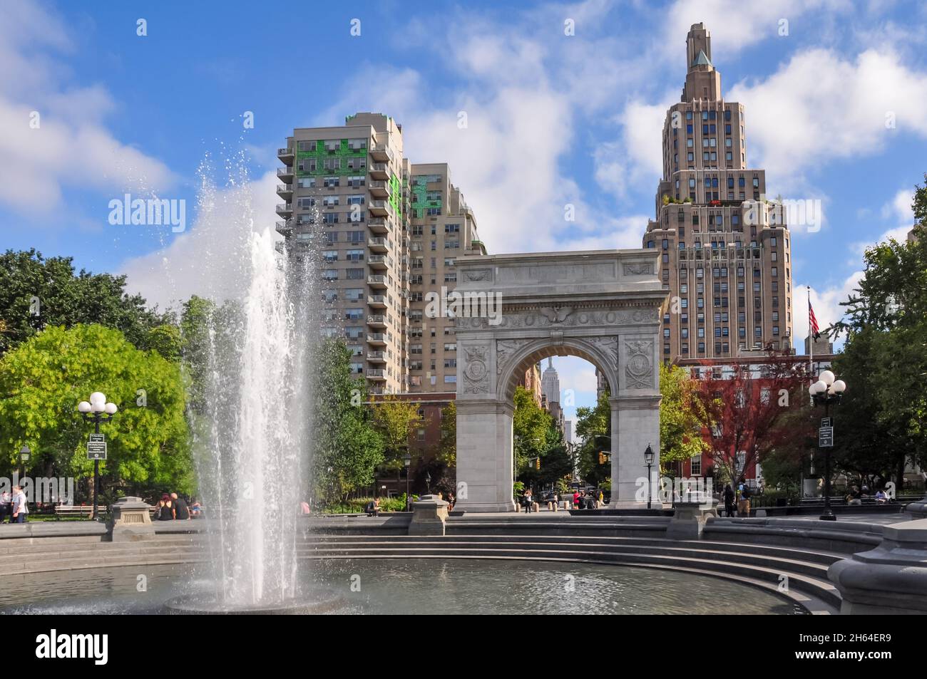 New York City, NY, USA-September 2020; Blick über den Brunnen zum Washington Arch im Washhington Square Park mit Hochhaus hinten Stockfoto