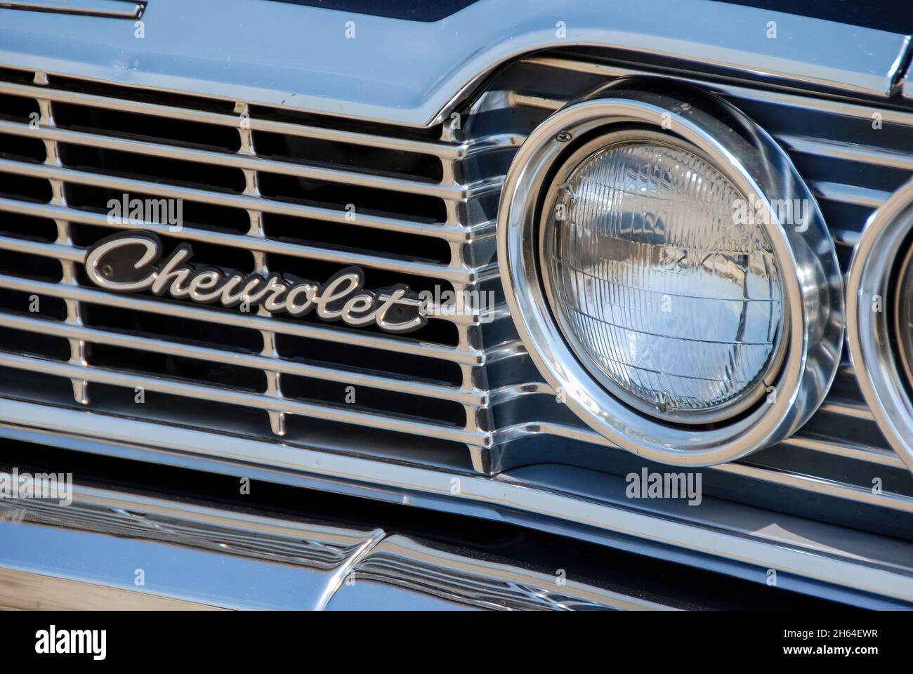 Greenwich, CT, USA-May 2021; Nahaufnahme eines Teils des Frontgrills, Stoßfängers und Scheinwerfers eines klassischen Chevrolet Impala Stockfoto