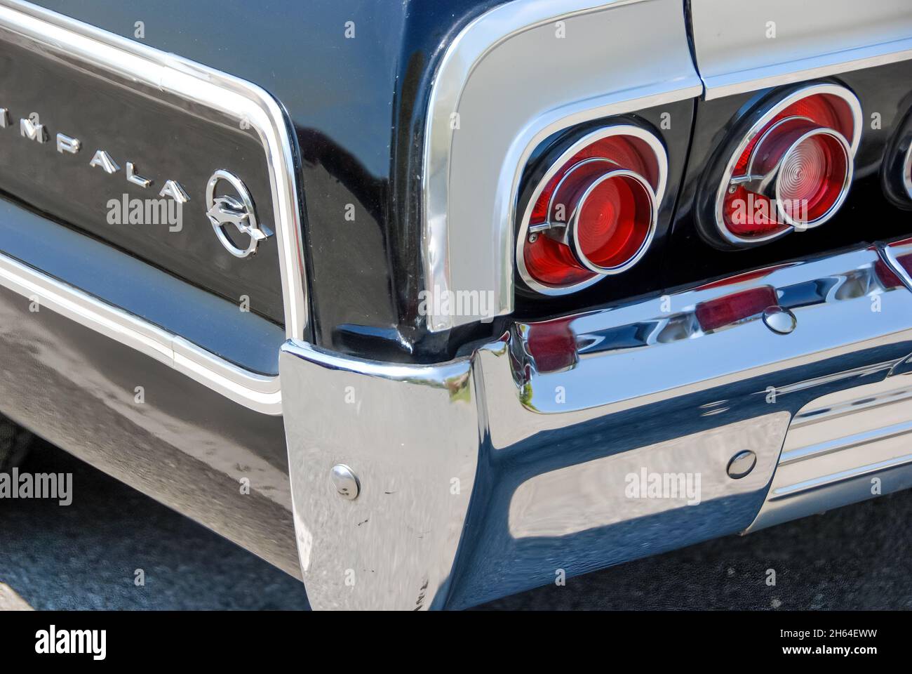 Greenwich, CT, USA-May 2021; Nahaufnahme eines Teils des Hecks und der Seite eines schwarzen Klassikers Chevrolet Impala mit Rücklicht und Stoßstange Stockfoto