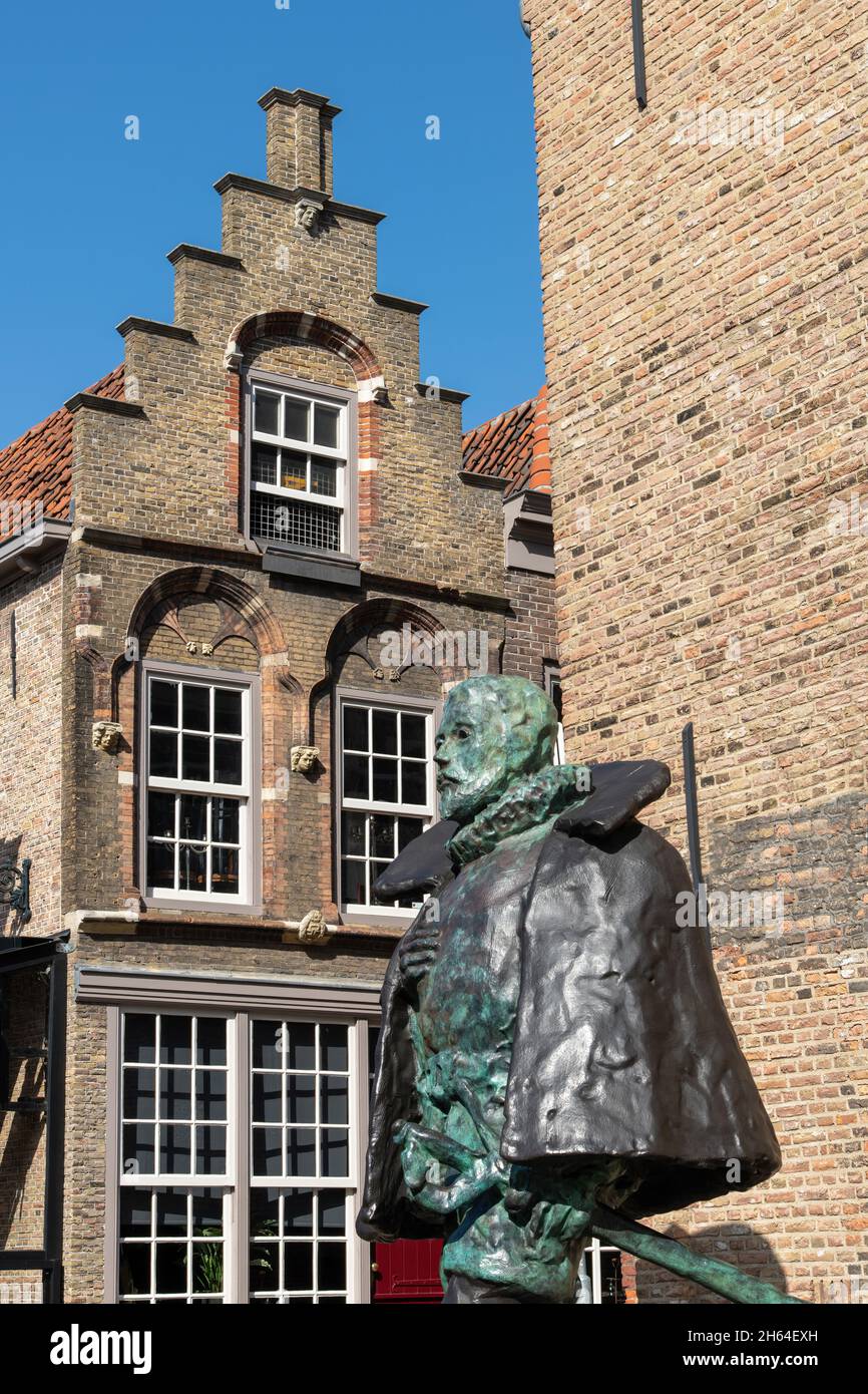 Dordrecht, Niederlande-Juli 2021; Blick in die Tiefe der Statue des Prinzen Wilhelm von Oranien vor dem Hintergrund eines historischen Gebäudes Stockfoto