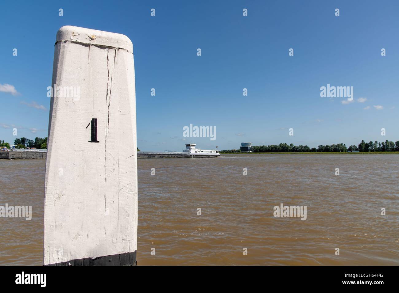 Dordrecht, Niederlande-Juli 2021; Panoramablick über die drei Flüsse, wo Oude Maas, De Noord und Beneden Merwede mit Schiff passi verbinden Stockfoto