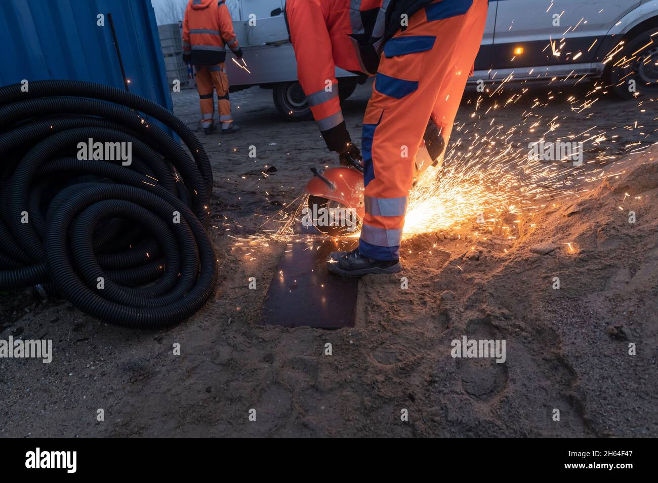 Ein Bauarbeiter mit einem Winkelschleifer Stockfoto