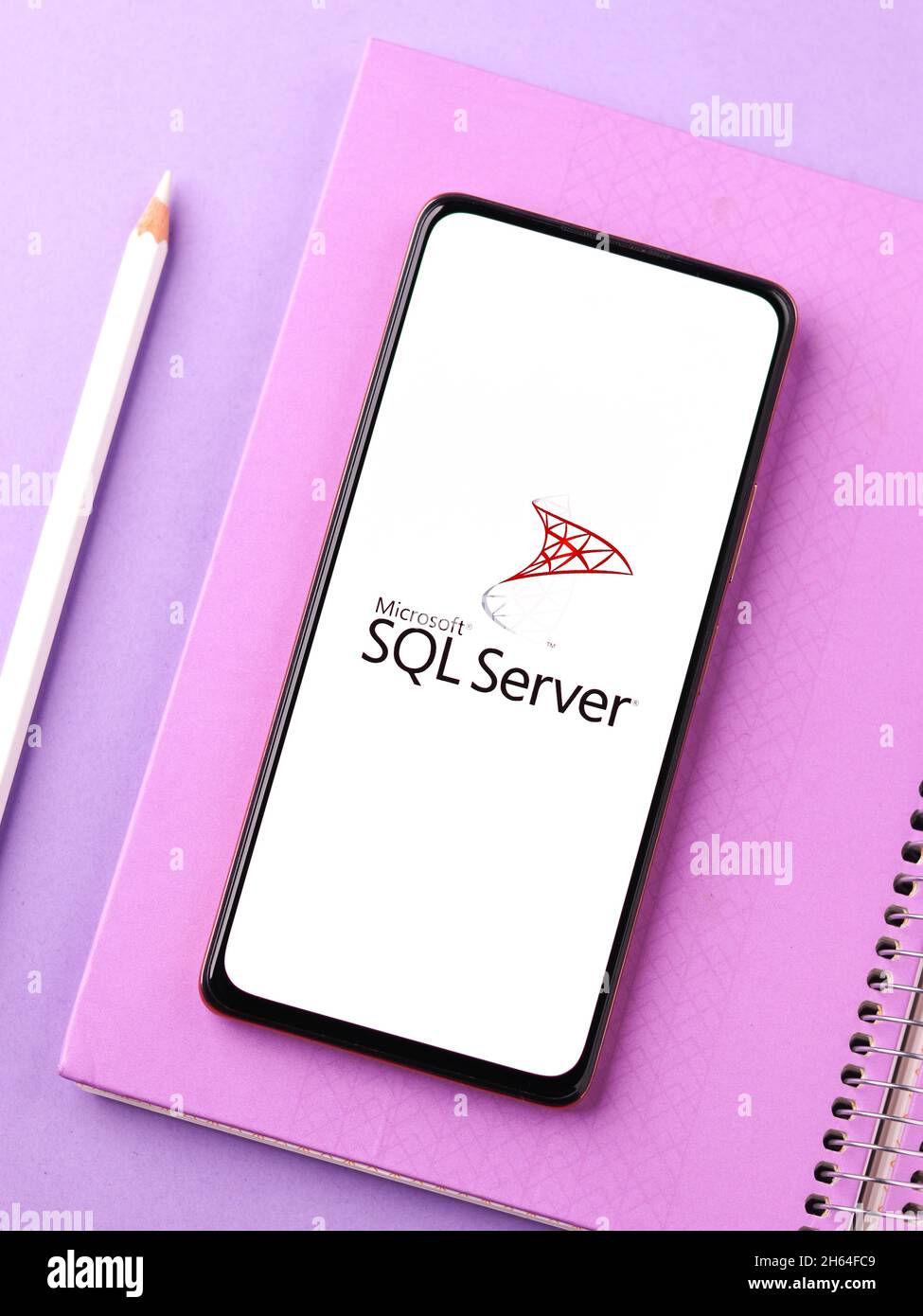 West Bangal, Indien - 11. November 2021 : Microsoft SQL Server-Logo auf dem Telefonbildschirm Stock Bild. Stockfoto