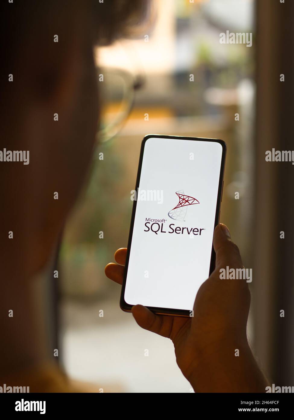 West Bangal, Indien - 11. November 2021 : Microsoft SQL Server-Logo auf dem Telefonbildschirm Stock Bild. Stockfoto