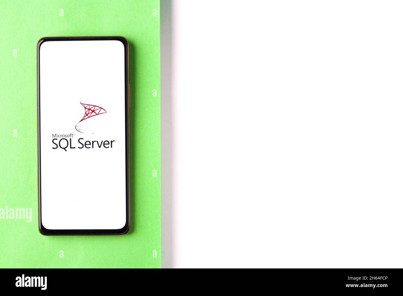 West Bangal, Indien - 11. November 2021 : Microsoft SQL Server-Logo auf dem Telefonbildschirm Stock Bild. Stockfoto