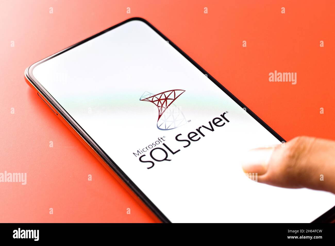 West Bangal, Indien - 11. November 2021 : Microsoft SQL Server-Logo auf dem Telefonbildschirm Stock Bild. Stockfoto