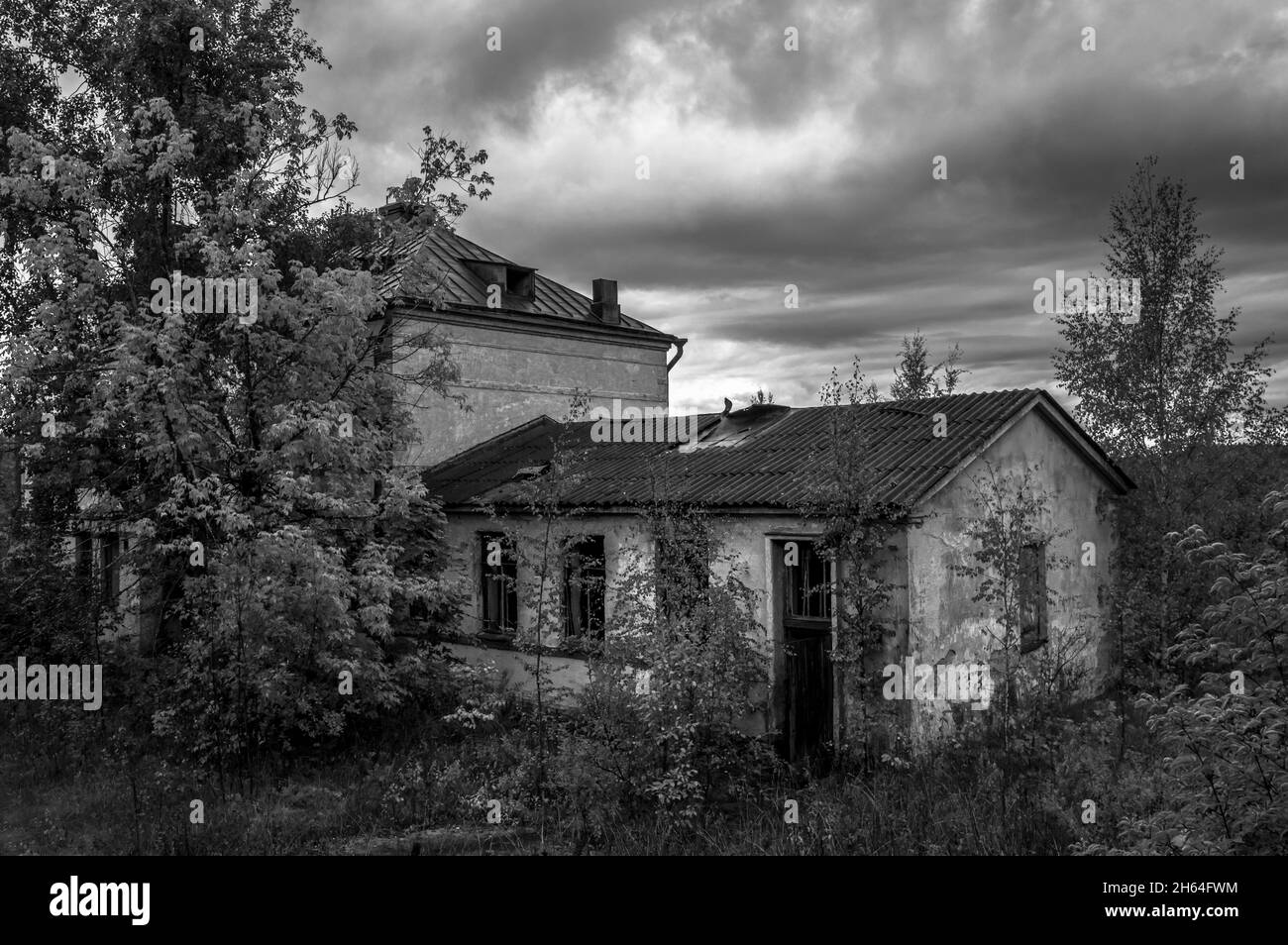 Verlassene baufällige Häuser in der ländlichen Gegend von Sortavala. Karelien, Russland. Schwarz und Weiß. Stockfoto