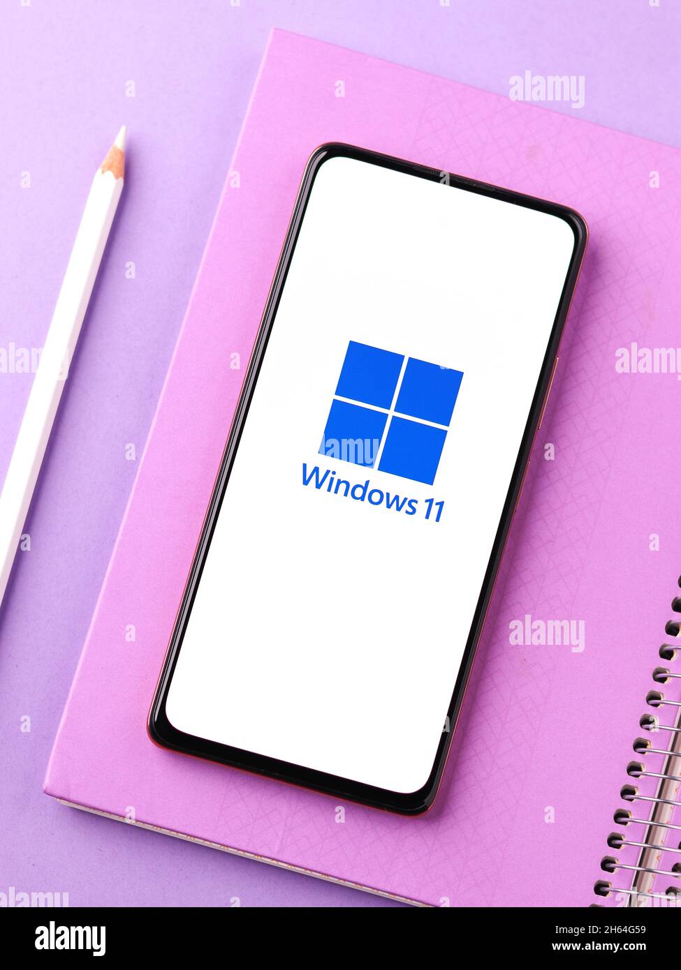 Assam, indien - 17. Juni 2021 : Windows 11-Logo auf dem Telefonbildschirm Stockbild. Stockfoto