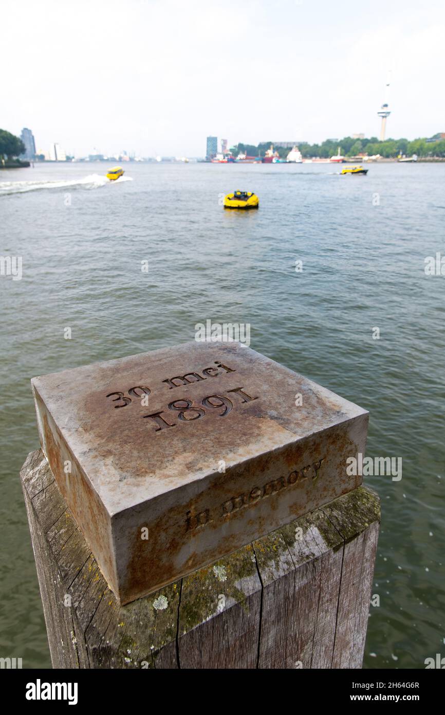 Rotterdam, Niederlande-Juli 2021; Nahaufnahme einer Metallkappe mit Aufschrift auf der Anlegestelle, die die Zeitkapsel unten in Wilhelminasteen anzeigt Stockfoto
