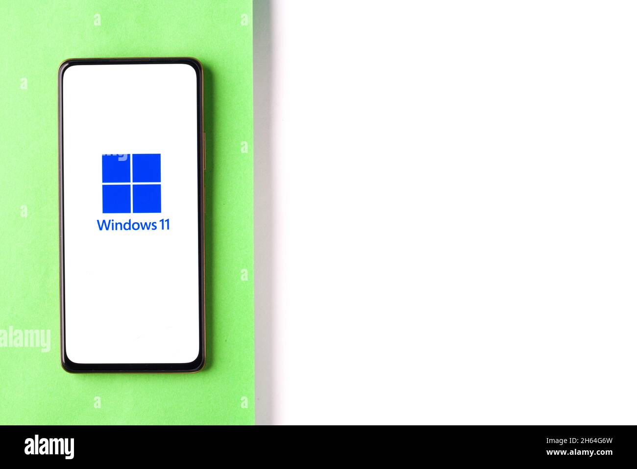 Assam, indien - 17. Juni 2021 : Windows 11-Logo auf dem Telefonbildschirm Stockbild. Stockfoto