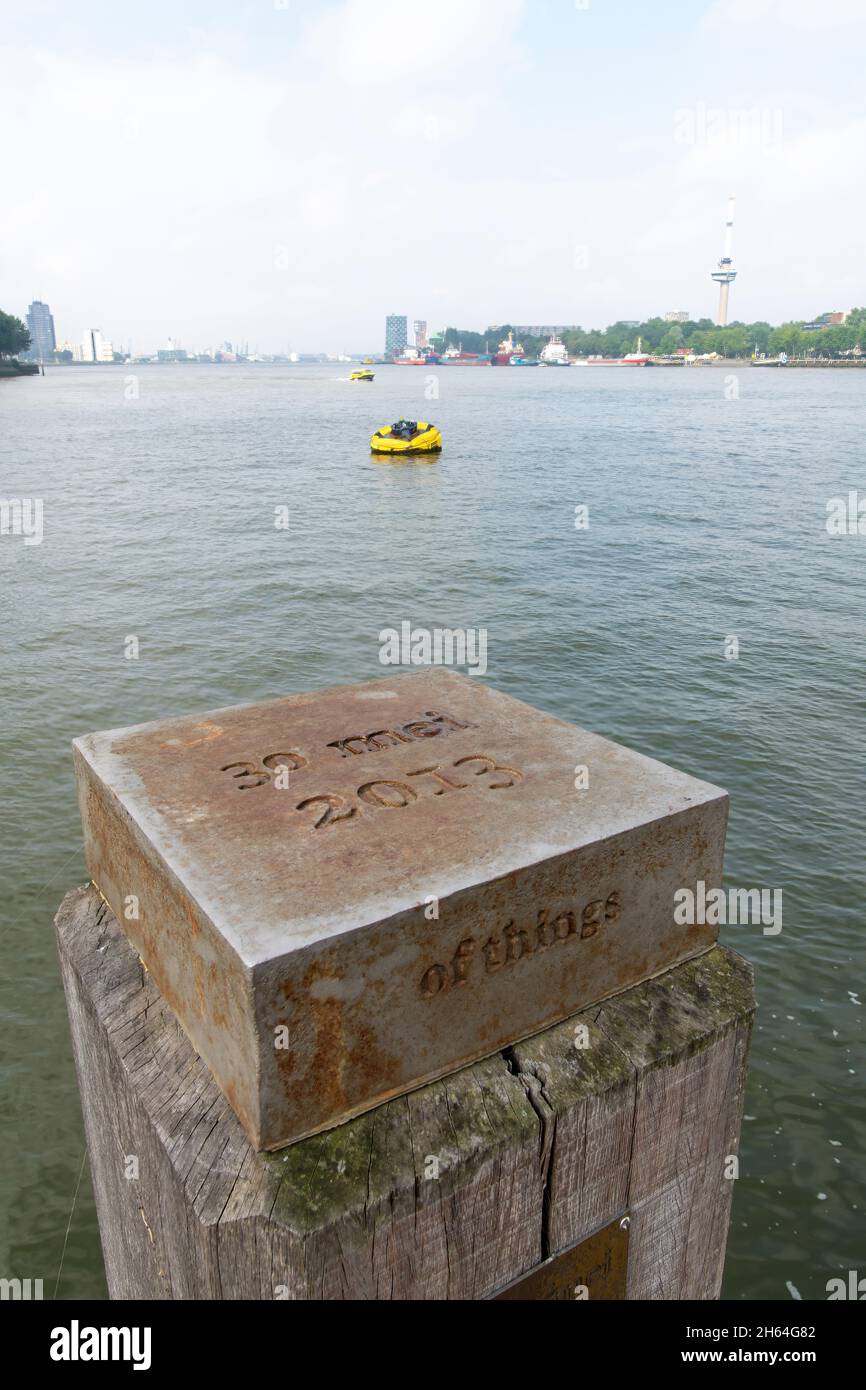 Rotterdam, Niederlande-Juli 2021; Nahaufnahme einer Metallkappe mit Aufschrift auf der Anlegestelle, die die Zeitkapsel unten in Wilhelminasteen anzeigt Stockfoto