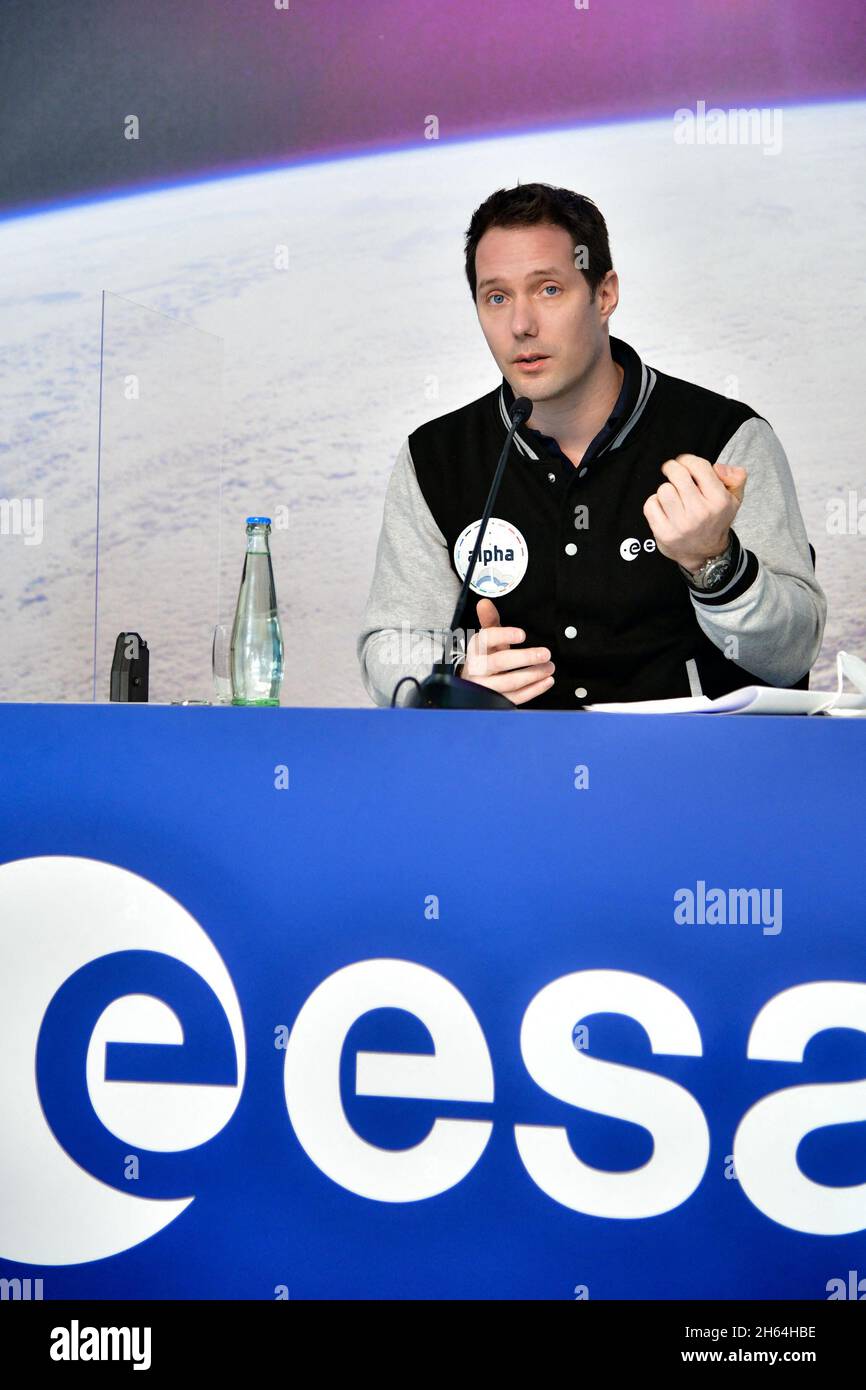 Köln, Deutschland. November 2021. ESA-Pressekonferenz mit ESA-Astronaut Thomas Pesquet hält er die erste Pressekonferenz ab, nachdem er nach einer 199-tägigen Mission an Bord von der Internationalen Raumstation zurückkehrte. Während dieser Mission âAlphaâ wurde Thomas Kapitän des Schiffes, als erster französischer Kapitän in der Geschichte. Pressekonferenz im Europäischen Astronautenzentrum (EAC), Köln, am 12. November 2021. Foto von Jana Call Me J/ABACAPRESS.COM Quelle: Abaca Press/Alamy Live News Stockfoto