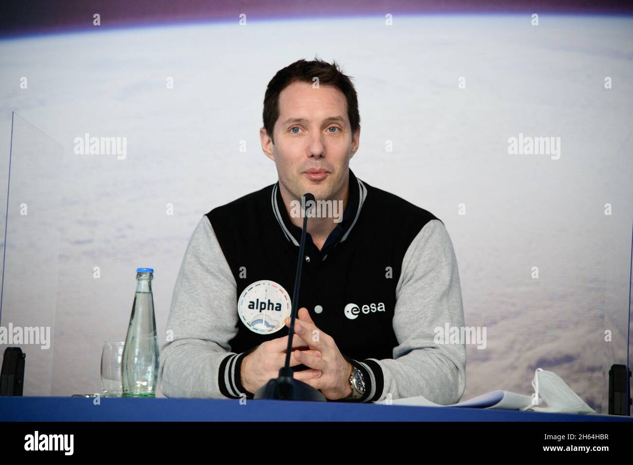 Köln, Deutschland. November 2021. ESA-Pressekonferenz mit ESA-Astronaut Thomas Pesquet hält er die erste Pressekonferenz ab, nachdem er nach einer 199-tägigen Mission an Bord von der Internationalen Raumstation zurückkehrte. Während dieser Mission âAlphaâ wurde Thomas Kapitän des Schiffes, als erster französischer Kapitän in der Geschichte. Pressekonferenz im Europäischen Astronautenzentrum (EAC), Köln, am 12. November 2021. Foto von Jana Call Me J/ABACAPRESS.COM Quelle: Abaca Press/Alamy Live News Stockfoto