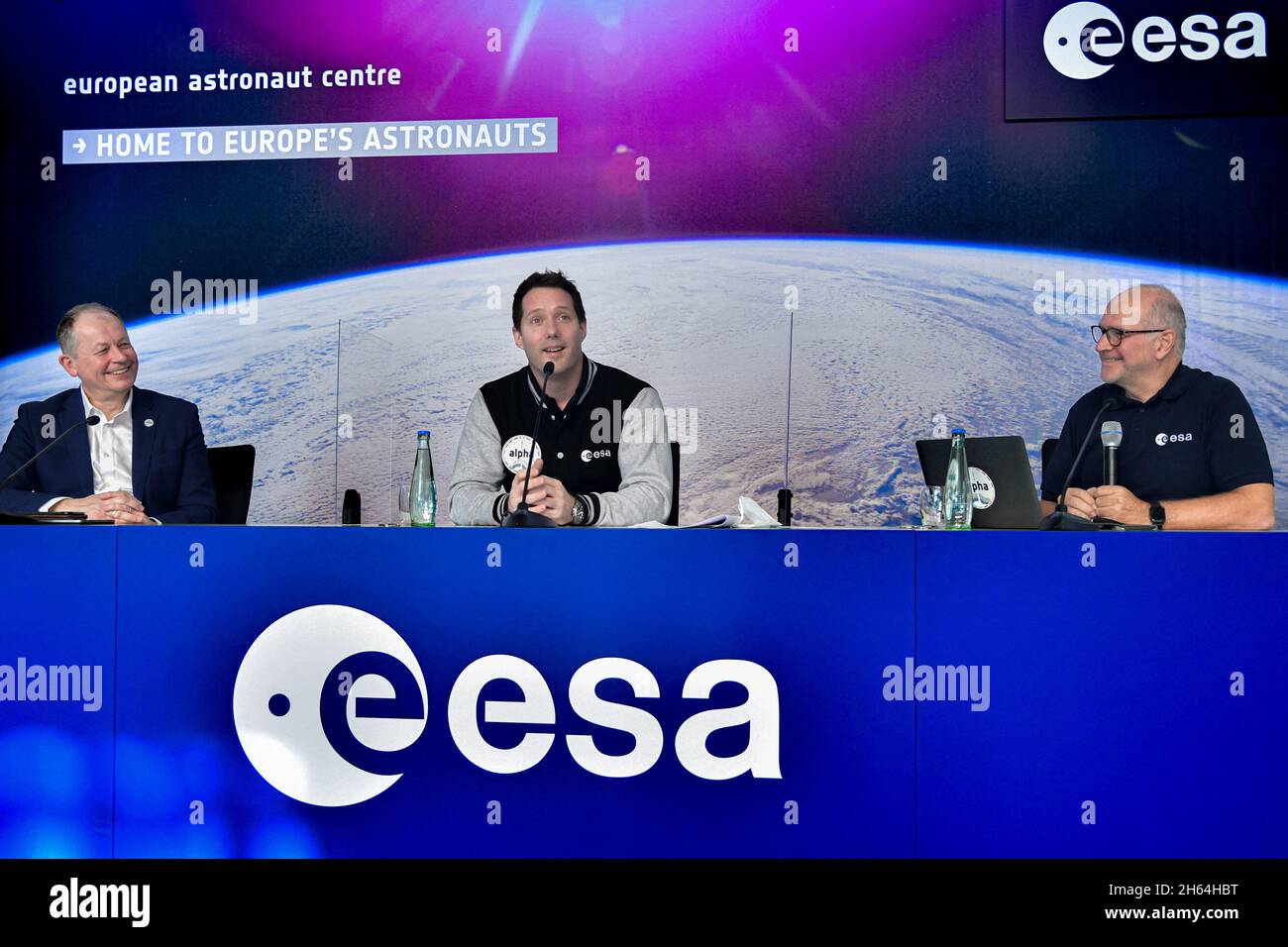 Köln, Deutschland. November 2021. Konferenz mit David Parker, Director of Human and Robotic Exploration, (links), Thomas Pesquet ESA Astronaut und Philippe Willekens, Head of the ESA Communication (rechts) während der Pressekonferenz am 12. November 2021 im Europäischen Astronautenzentrum (EAC), Köln, Deutschland. Foto von Jana Call Me J/ABACAPRESS.COM Quelle: Abaca Press/Alamy Live News Stockfoto