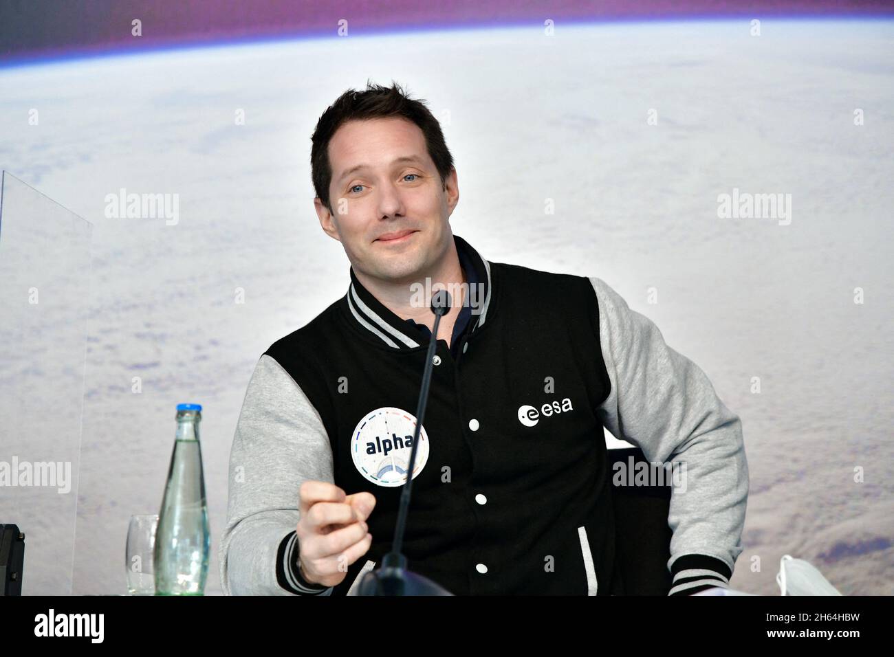 Köln, Deutschland. November 2021. ESA-Pressekonferenz mit ESA-Astronaut Thomas Pesquet hält er die erste Pressekonferenz ab, nachdem er nach einer 199-tägigen Mission an Bord von der Internationalen Raumstation zurückkehrte. Während dieser Mission âAlphaâ wurde Thomas Kapitän des Schiffes, als erster französischer Kapitän in der Geschichte. Pressekonferenz im Europäischen Astronautenzentrum (EAC), Köln, am 12. November 2021. Foto von Jana Call Me J/ABACAPRESS.COM Quelle: Abaca Press/Alamy Live News Stockfoto