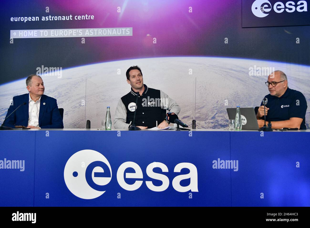 Köln, Deutschland. November 2021. ESA-Pressekonferenz mit David Parker, Director of Human and Robotic Exploration, (links), Thomas Pesquet und Philippe Willekens, Head of the ESA Communication (rechts) während der Pressekonferenz am 12. November 2021 im Europäischen Astronautenzentrum (EAC) in Köln. Foto von Jana Call Me J/ABACAPRESS.COM Quelle: Abaca Press/Alamy Live News Stockfoto